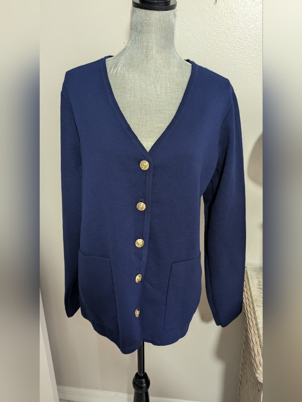 NWOT NAVY BLUE SWEATER CARDIGAN WITH GOLD BUTTONS AND FRONT POCKETS Medium